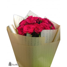 باقة جوري مع غلاف ذهبي