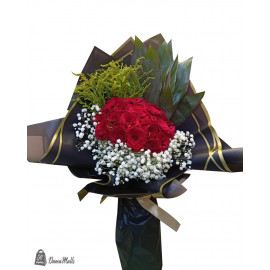 باقة جوري مع غلاف مع اكسسوارات و جيبسوفيل..