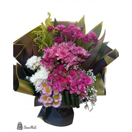 باقة مشكلة ألوان مع غلاف أسود و خضار و جيبسوفيل..