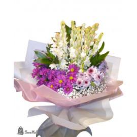 باقة مشكلة زنبق و كريز و أكسسوارات و جيبسوفيل..