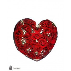 بوكس جوري أحمر مع جيبسوفيل معها باقة ورد هدية..